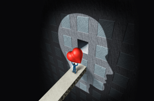 Hombre encajando un corazón en un perfil de una cabeza