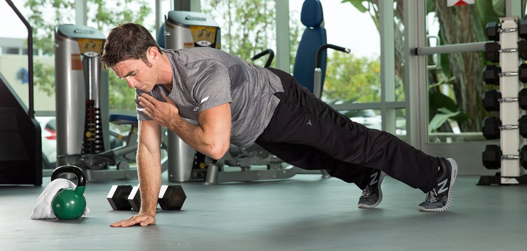 hombre haciendo ejercicio físico