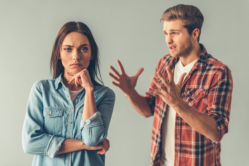 Hombre manipulando a su novia