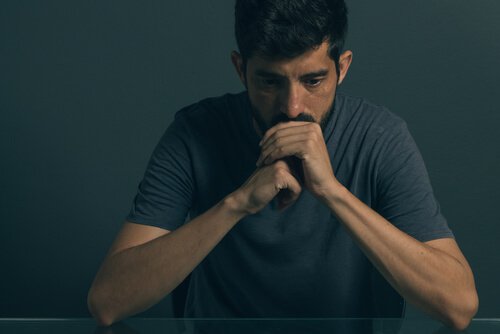 Hombre preocupado mirando hacia abajo