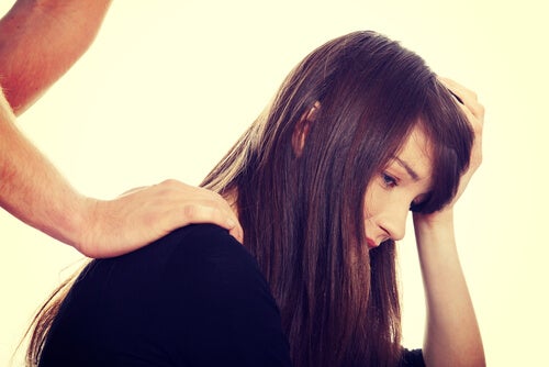 Hombre tocando el hombro de su mujer simbolizando el impacto de la violencia sexual