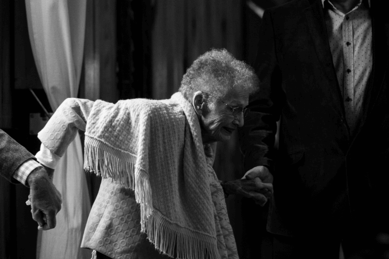 Hombres ayudando a una mujer con demencia a levantarse