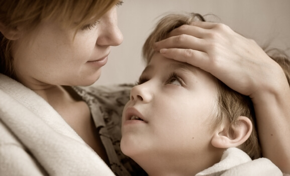 mamá sintiendo la necesidad de mantener a salvo a los niños