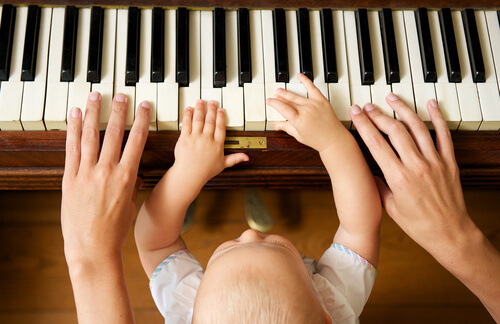 Madre con bebé tocando el piano