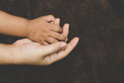 ¿Cómo se desarrolla el apego en los niños adoptados?