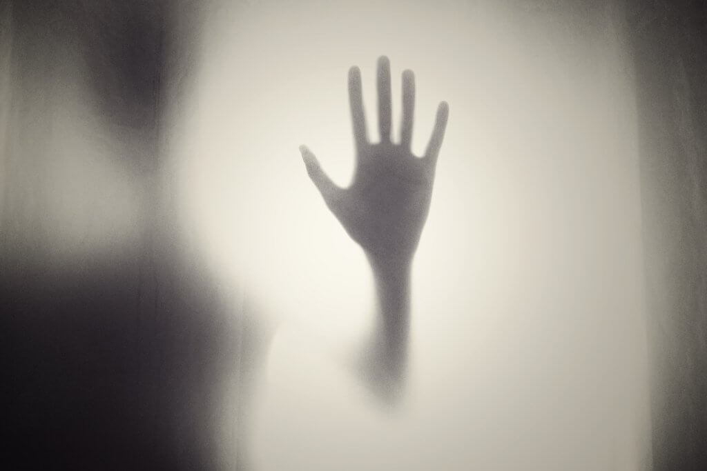 Mano sobre cristal