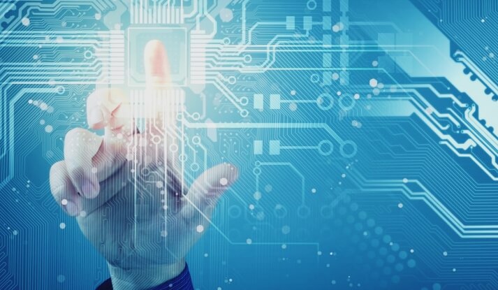 mano tocando circuito