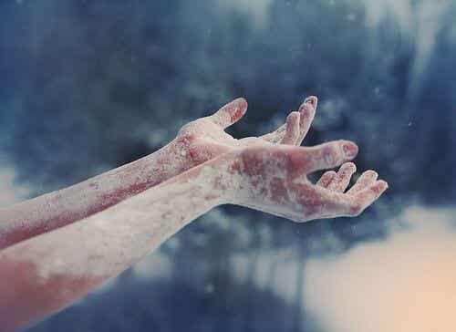manos congeladas por la falta de afecto