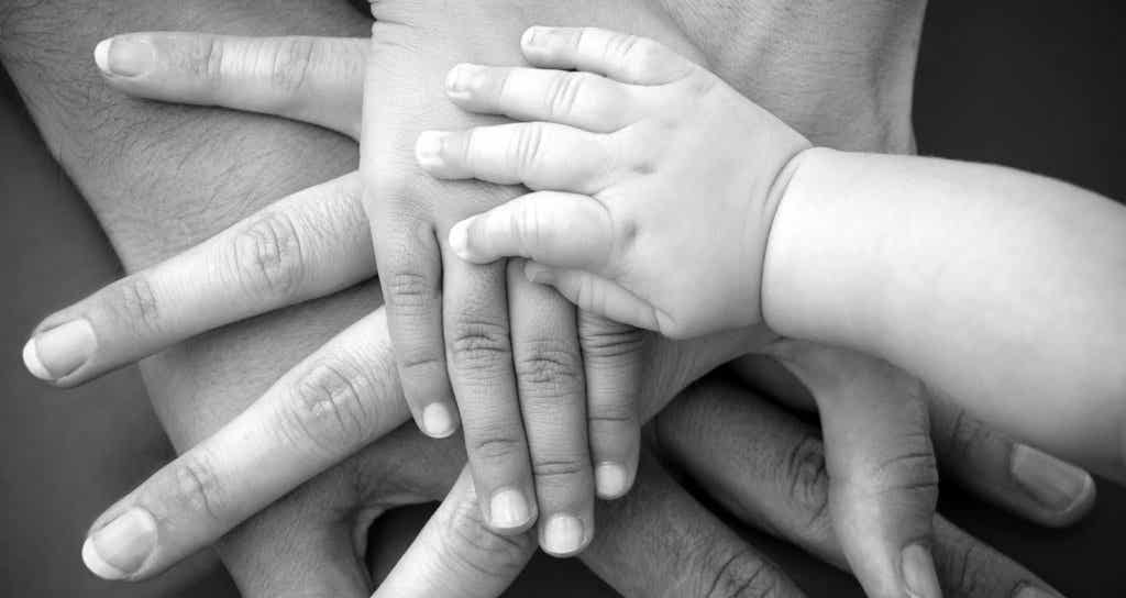 manos de una familia representando el trauma transgeneracional