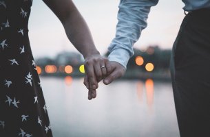 Manos de una pareja agarrada