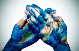 Manos pintadas con la bola del mundo como ejemplo de la psicología cultural