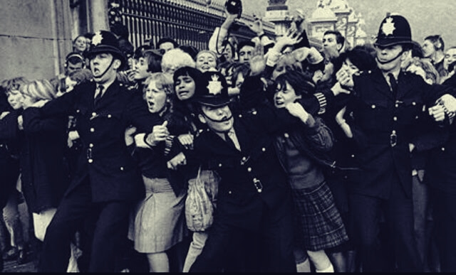 grupo sufriendo histeria colectiva