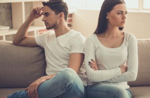 Matrimonio dándose la espalda