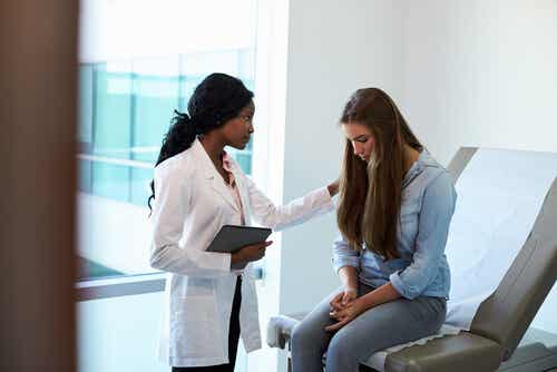Médico hablando con adolescente sobre su enfermedad