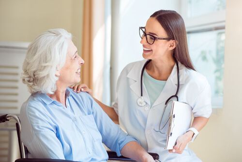 Médico siendo agradable con su paciente