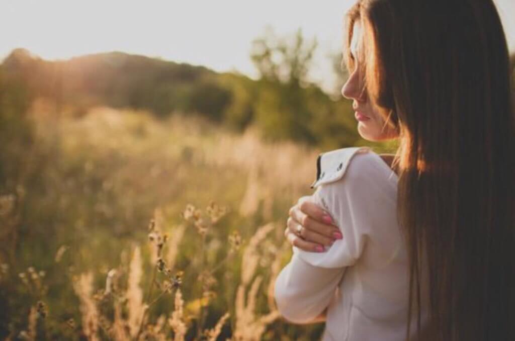 Mujer abrazándose a sí misma