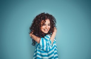 Mujer abrazándose feliz por sus niveles de autoexigencia sana