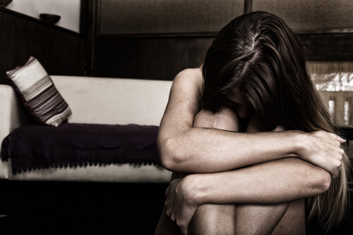 Mujer angustiada con trastorno límite de personalidad