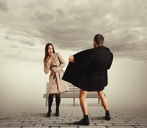 Mujer asustada por exhibicionista