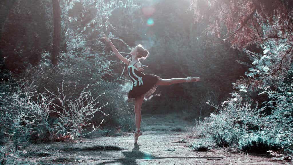Mujer bailando en el bosque