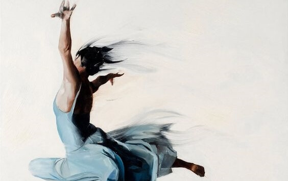 mujer bailando representando la eudaimonía