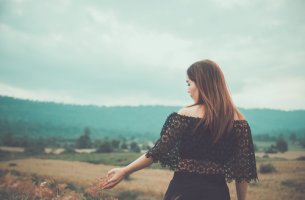 Mujer caminando por el campo en otoño
