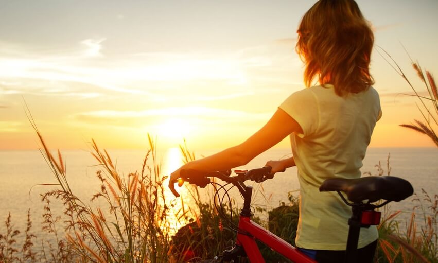 mujer con bicicleta preparada para aprender a motivarse