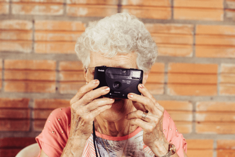 Mujer con cámara de fotos