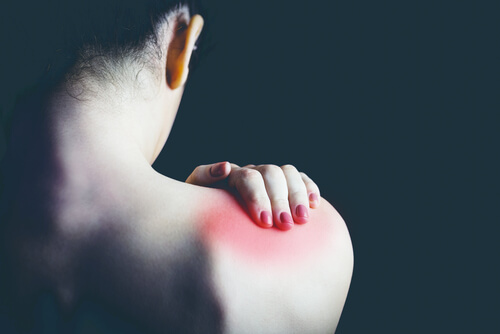 Mujer con dolor de fibromialgia