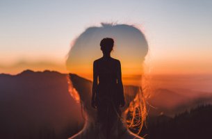Mujer con imagen femenina superpuesta pensando en la felicidad