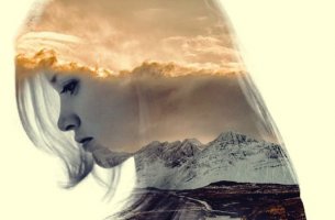 mujer con naturaleza superpuesta intentando construir un duelo que cure