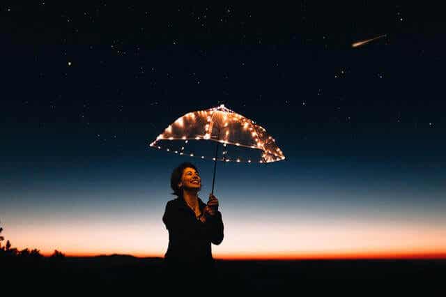 Mujer con paraguas iluminado
