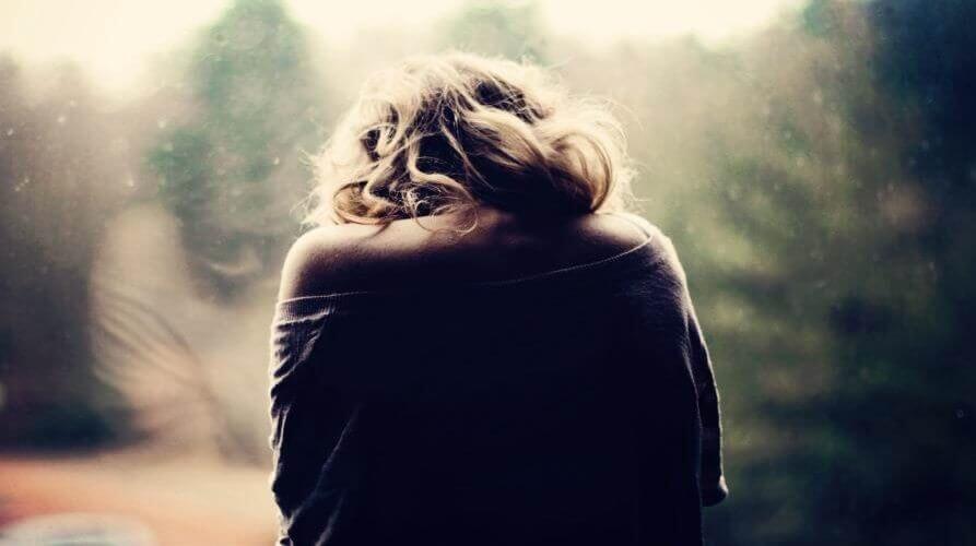 Vrouw van achteren met fibromyalgiepijn