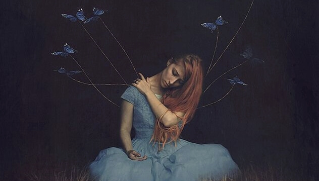 mujer de la que salen hilos con mariposas representando el tómate tu tiempo