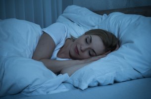 Mujer dormida en la cama