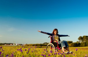 Mujer en silla de ruedas al aire libre