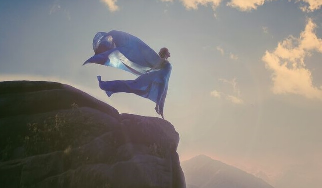 mujer en un acantilado pensando en sus tiempos difíciles