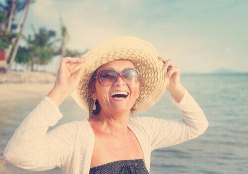 Mujer feliz de mediana edad