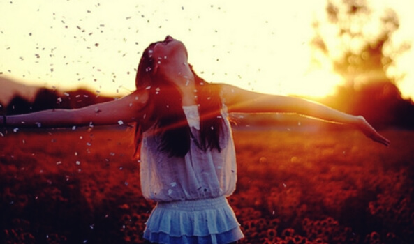 Mujer extendiendo los brazos