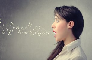 mujer que cuida su tono de voz