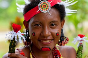 mujer indígena víctima de las tradiciones sexuales