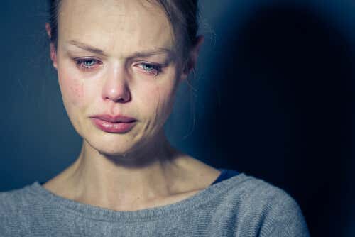 Mujer llorando con trastorno límite de personalidad