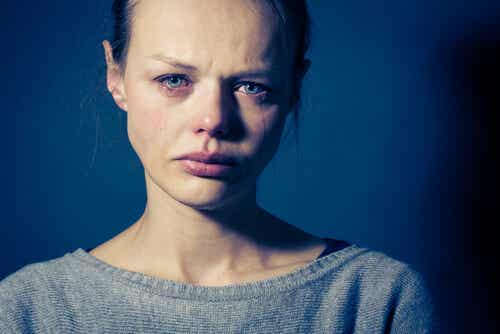 Mujer llorando por trastorno límite de personalidad