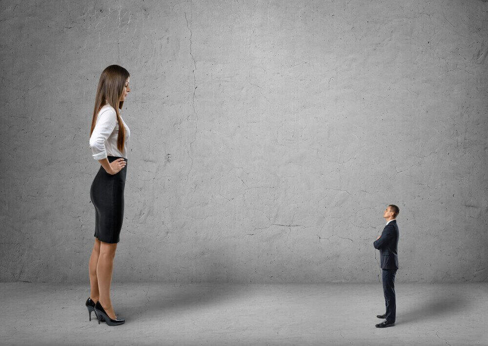Mujer mirando con desprecio a un hombre