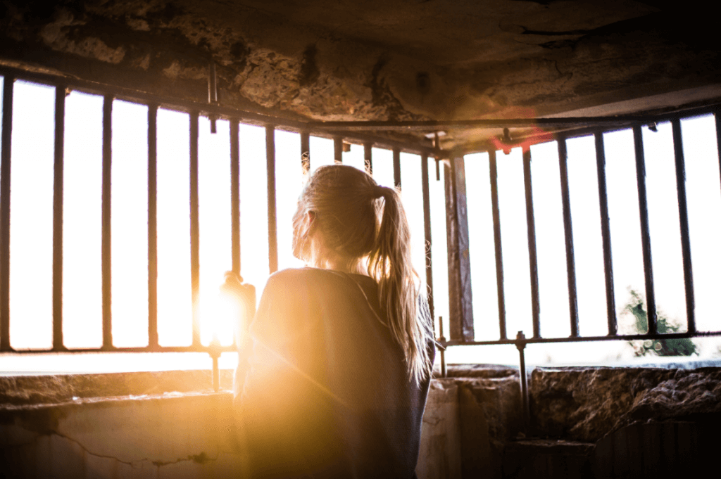 Mujer mirando por la ventana