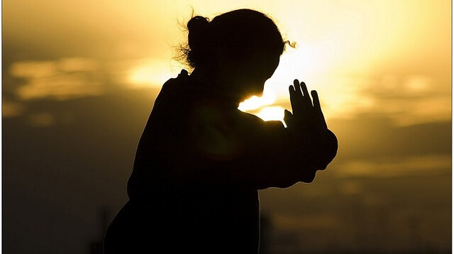 mujer practicando artes marciales