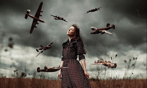 Mujer rodeada de aviones pensando en la psicología del perdón