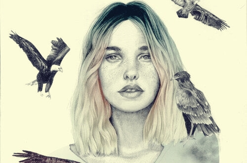 Mujer rodeada de pájaros representando las frases de Eduardo Galeano