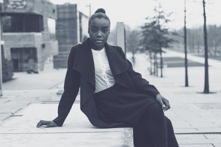 Mujer africana sentada