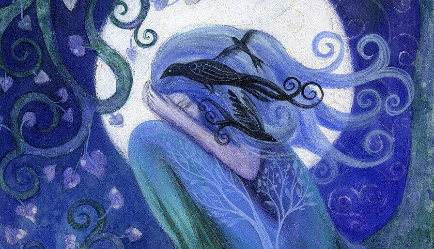 Mujer tapándose el rostro pensando en su dignidad